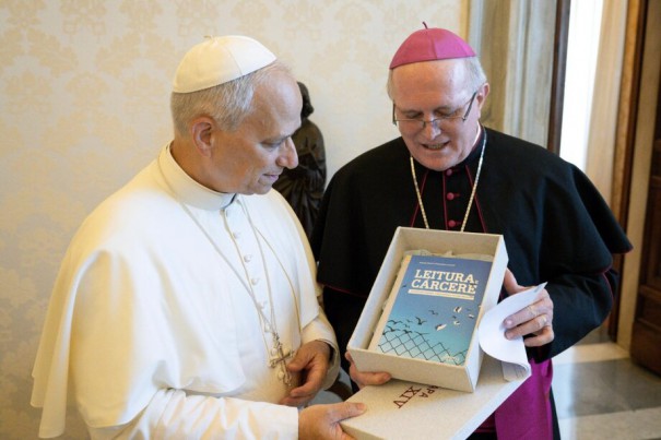 Papa Leão XIV recebe livro "Leitura e cárcere" do arcebispo de Chapecó, Dom Odelir (Créditos: José Magri / Vatican) Media