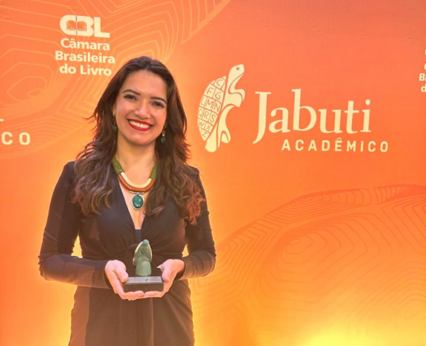 Larissa-Leao-de-Castro-e-vencedora-do-premio-Jabuti-Academico-em-psicologia-Bernadete-Alves
