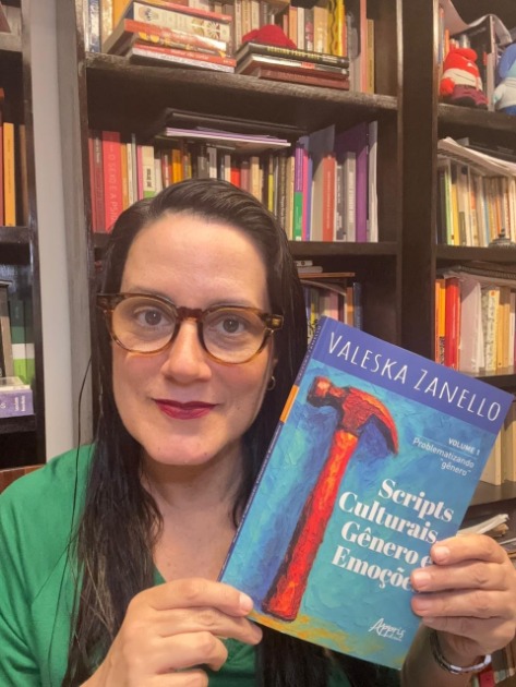 Valeska e seu novo livro Scripts Culturais, Gênero e Emoções - (Crédito: Daniele Leal)