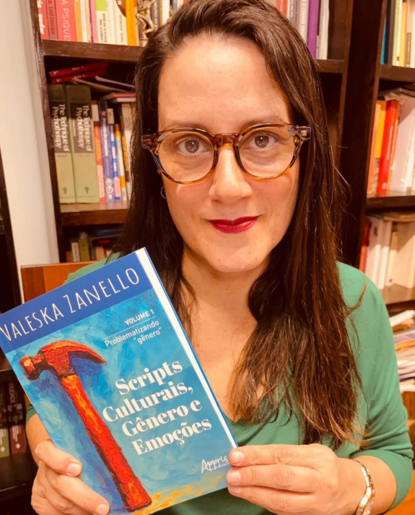 Valeska com seu livro "Scripts Culturais, Gênero e Emoções" (Créditos: Valeska Zanello)