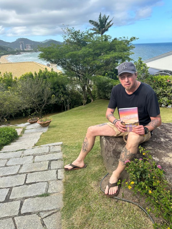 Rodrigo Maran posa com seu livro "Caderno do Viajante: Mendigo de Paris" (Créditos: Divulgação)